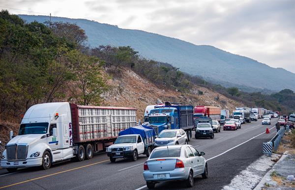 Transporters paralyze Mexico’s roads to denounce the rise in violence