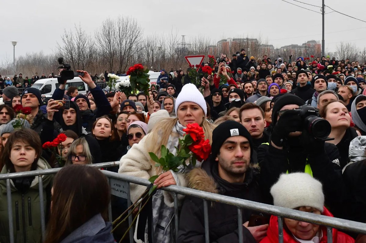 At the funeral of opponent Navalny, Russians shout “no to war”
