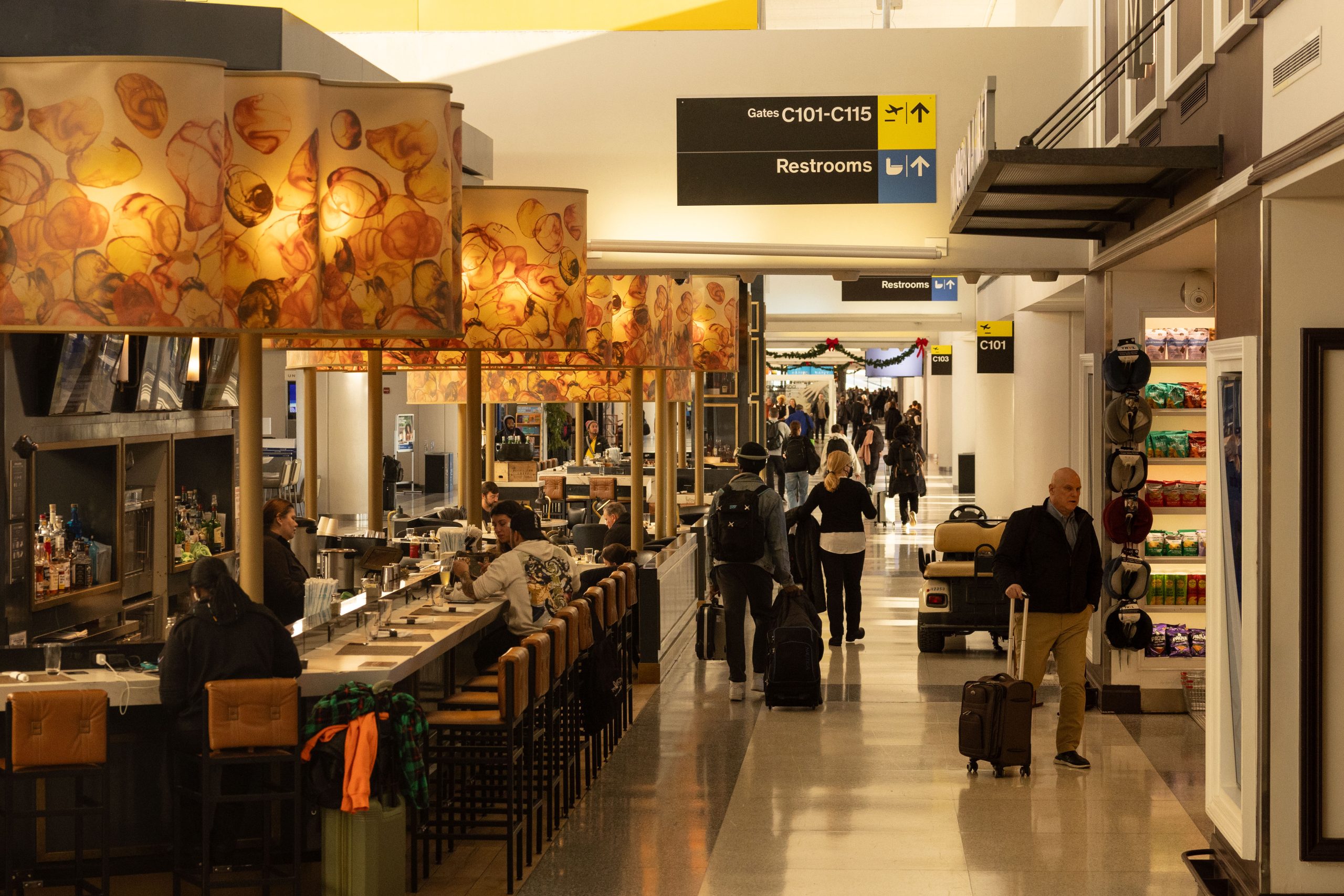 Guy Fieri Opens Flavortown Kitchen at Newark Airport: Your Ultimate Guide to Dining at Terminal Am - Archyde