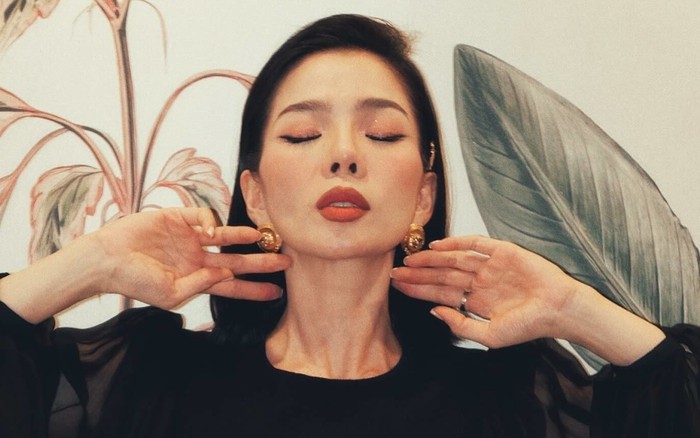 Le Quyen applies a gold mask to prevent ‘reverse aging’ of her skin