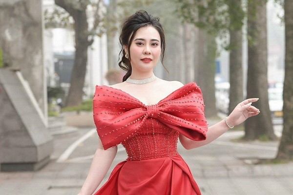 Miss Phan Kim Oanh shows off huge gifts from Dubai on March 8