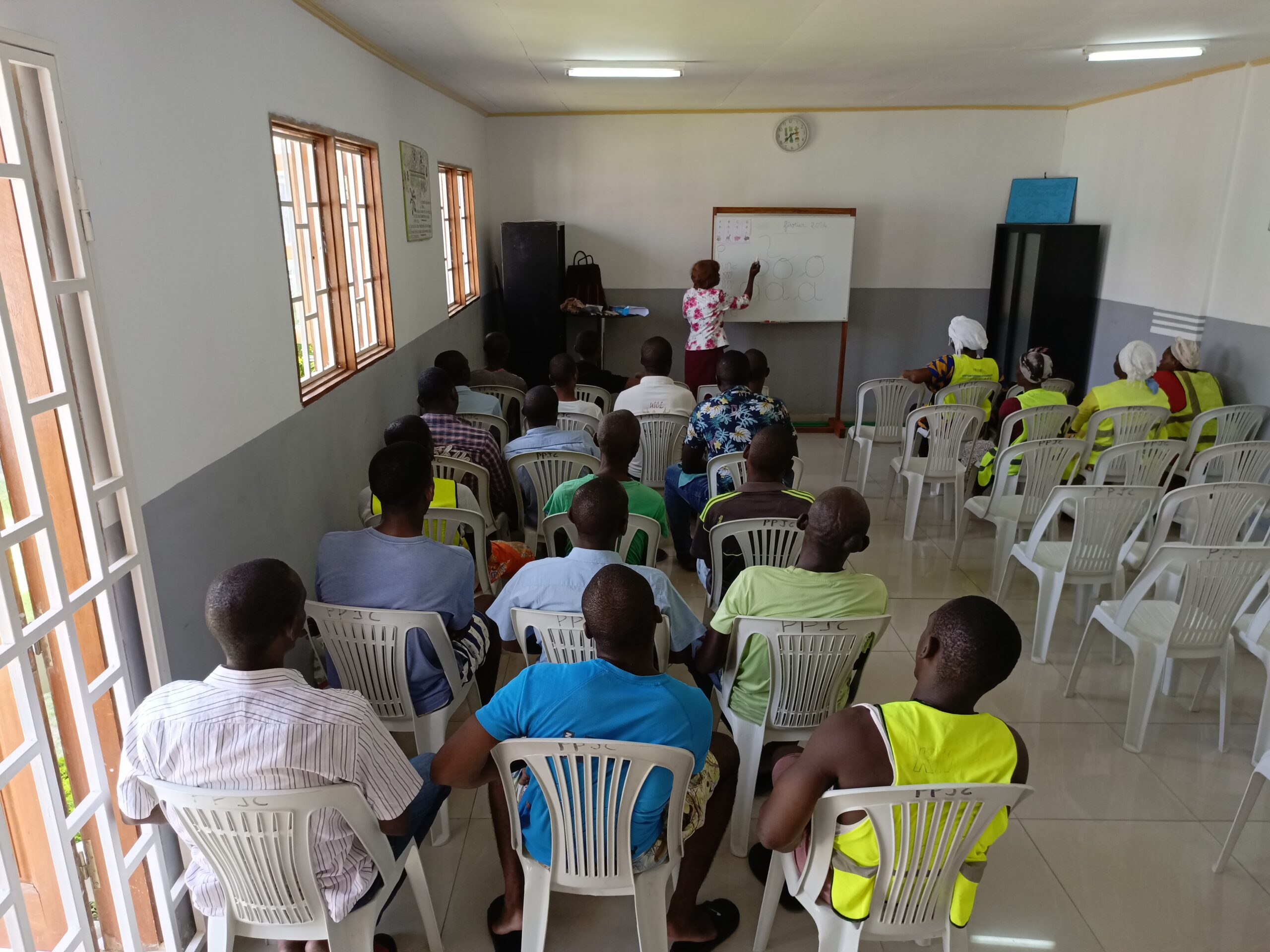prisoners undergoing literacy training to facilitate their social reintegration - Archyde