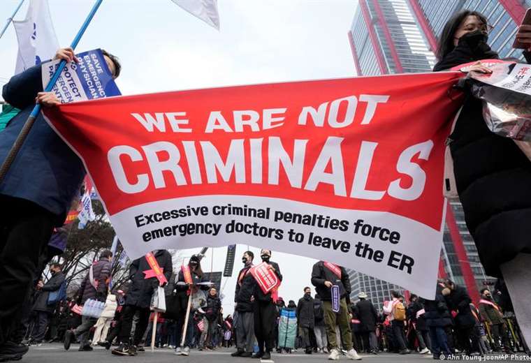 South Korea seeks to suspend licenses of 7,000 striking doctors