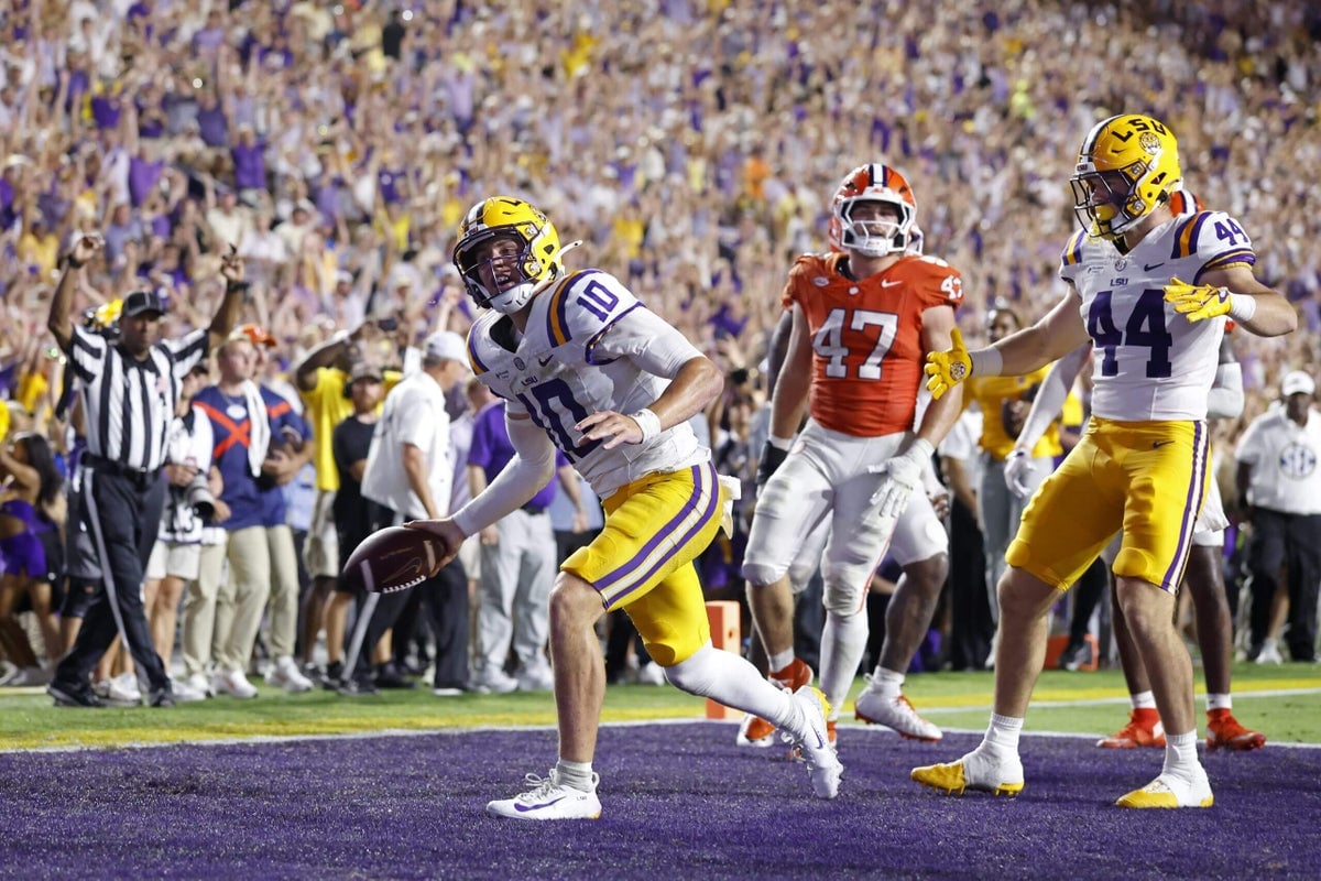 BATON ROUGE, La. (AP) — LSU (1-0) routed Clemson (0-1) in a season-opening, 51-10 win at Tiger Stadium